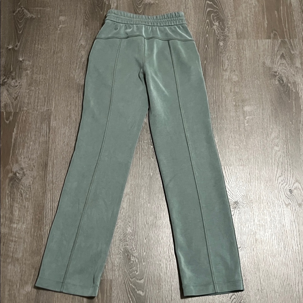 Lululemon Softstreme High-Rise Pant
Smoked Spruce Size 0 - Picture 7 of 7